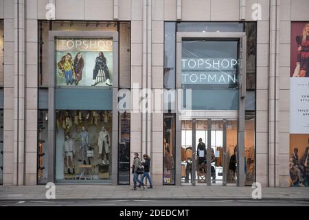 Knightsbridge, Londra, Regno Unito. 30 novembre 2020. Il negozio Topshop Knightsbridge rimane chiuso durante le attuali restrizioni di blocco del Covid-19, che saranno leggermente diminuite dal 2 dicembre quando Londra si trasferirà al livello 2. Arcadia, proprietario di Topshop, è stato dichiarato vicino all'Amministrazione il 30 novembre. Credit: Malcolm Park/Alamy Live News. Foto Stock