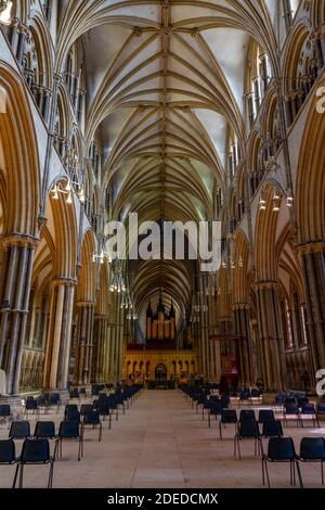 Tipica vista mozzafiato lungo la navata interna della Cattedrale di Lincoln, Lincoln, Lincs., Regno Unito. Foto Stock