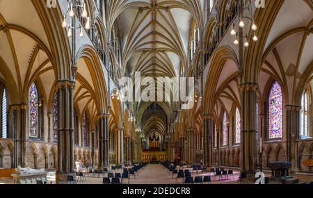 Vista panoramica lungo la navata interna della Cattedrale di Lincoln, Lincoln, Lincs., Regno Unito. Foto Stock