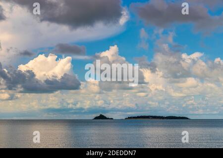 Spiaggia di Bo Phut sull'isola di Koh Samui a Surat Thani, Thailandia. Cielo blu nuvoloso. Foto Stock