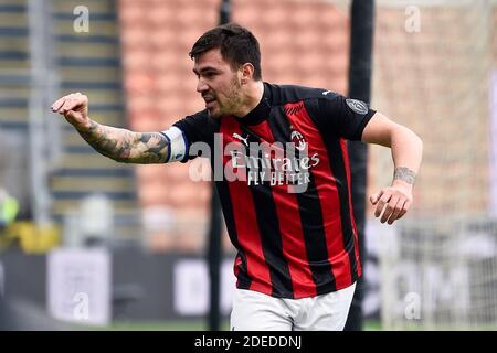 Milano, Italia - 29 novembre 2020: Alessio Romagnoli dell'AC Milan festeggia dopo aver segnato il traguardo di apertura durante la Serie A UNA partita di calcio tra AC Milan e ACF Fiorentina. AC Milan ha vinto 2-0 su ACF Fiorentina. Credit: Nicolò campo/Alamy Live News Foto Stock