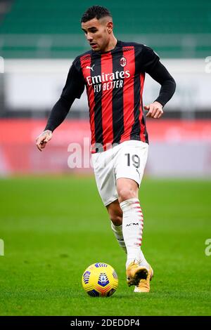 Milano, Italia - 29 novembre 2020: Theo Hernandez di AC Milan in azione durante la Serie A una partita di calcio tra AC Milan e ACF Fiorentina. AC Milan ha vinto 2-0 su ACF Fiorentina. Credit: Nicolò campo/Alamy Live News Foto Stock