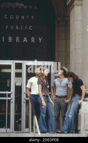 1970 Foto (1973) - passi della biblioteca pubblica su Capitol Street nel centro di Charleston, West Virginia Foto Stock