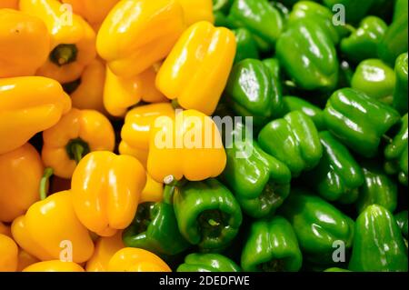 un mucchio di peperoni dolci verdi e gialli come sfondo Foto Stock