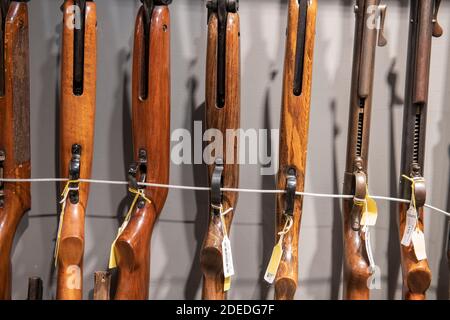 Knighsbridge, Londra, Regno Unito. 30 novembre 2020. Anteprima di Bonhams' Antique Arms, Modern Sporting Guns e vendita eccezionale di armi da fuoco a Londra. La vendita si svolgerà il 3 dicembre. Immagine: Visione generale della vendita. Credit: Malcolm Park/Alamy Live News. Foto Stock