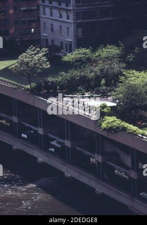 1970 Foto - (1973) - UN bel parco ben tenuto a. L'esclusivo Sutton Place di Manhattan Foto Stock