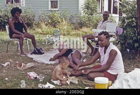 1970 Foto (1973) - Rand WV; con la maggior parte della sua popolazione che vive in povertà; ha molte strade non asfaltate e case sottostare e automobili sommerse Foto Stock