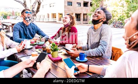 Persone che si divertono a bere latte all'esterno al caffè - giovane Amici che parlano insieme al ristorante caffetteria - nuovo stile di vita normale concetto Foto Stock