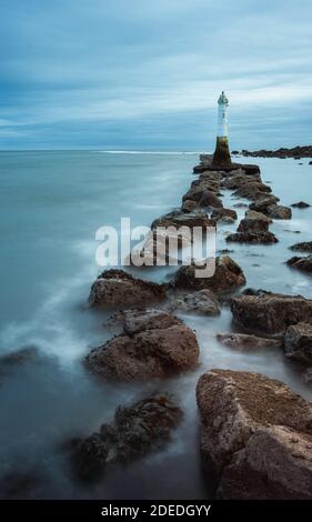 Lunga esposizione di faro a bassa marea a Shaldon in Devon in Inghilterra, Regno Unito, Europa Foto Stock