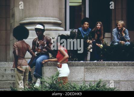 1970 Foto (1973) - passi della biblioteca pubblica su Capitol Street nel centro di Charleston, West Virginia Foto Stock