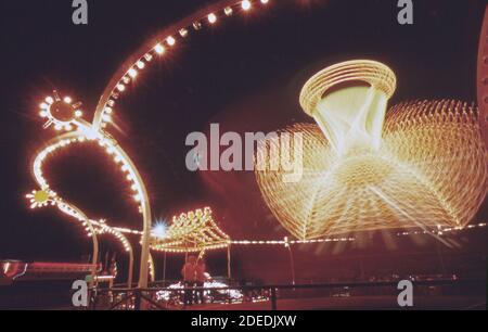 '1970 Photos (1973) - Allaze con le luci; il Trabant; un giro di divertimento tedesco si trova all'ingresso di ''Fun City''. ''Fun City'' e' una struttura aperta di recente sulla ''The Strip'', un parco giochi commerciale lungo un miglio che inizia alla Diga di Bagnell (area del Lago di Ozarks, Missouri)' Foto Stock