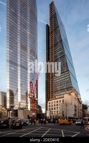 Vista nel tardo pomeriggio dall'angolo di Cornhill e Gracechurch Street guardando a nord-est. 22 Bishopsgate domina il lato sinistro, mentre la costruzione Foto Stock