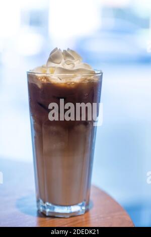 Caffè ghiacciato con panna montata e cospargere di mandorle Foto Stock