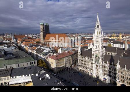 Brick von der Aussichtsplattform des Kirchturms Sankt Peter auf neues Rathaus, Marienplatz und Frauenkirche, Deutschland, Bayern, München Foto Stock