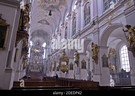 Vista interna della chiesa parrocchiale di San Pietro, chiesa gotica del 13 ° secolo, Monaco, Baviera, Germania, Foto Stock