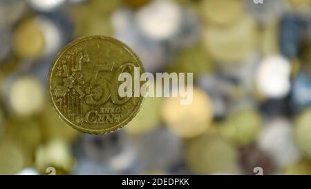 Un primo piano mostra una moneta da 50 centesimi di euro. Questo è denaro. Sfondo di denaro sfocato. Moneta sostituibile dell'eurozona del valore di 0.5 euro. La moneta è di Nordi Foto Stock