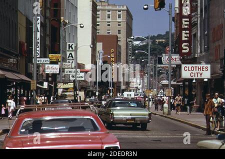 1970 Foto (1973) - Capitol Street è il principale trascinamento A Charleston, Virginia Occidentale Foto Stock