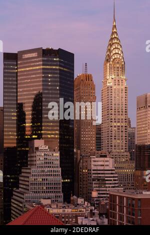 Skyline di Midtown Manhattan con l'iconico Chrysler Building, New York Foto Stock