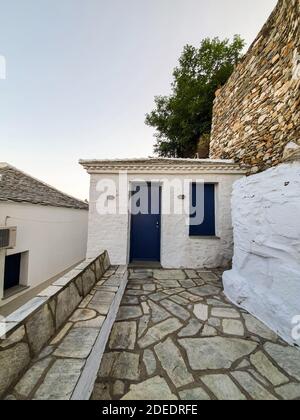 Affascinanti stradine tradizionali delle isole greche. Città di Skopelos, Grecia. Foto Stock