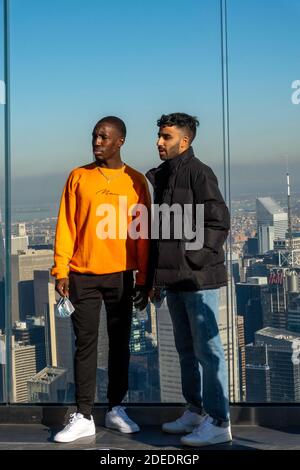 Turisti alla piattaforma di osservazione Edge, Hudson Yards, New York, USA Foto Stock