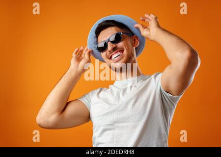 L'uomo bearded divertente overjoied in occhiali che celebra il successo. Foto Stock