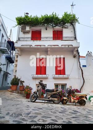 Affascinanti stradine tradizionali delle isole greche. Città di Skopelos, Grecia. Foto Stock