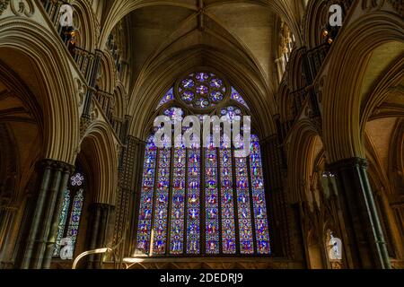 La finestra del Grande Oriente, di Ward e Hughes (1855). Vista mozzafiato all'interno della Cattedrale di Lincoln, Lincoln, Lincs., Regno Unito. Foto Stock