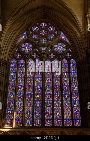 La finestra del Grande Oriente, di Ward e Hughes (1855). Vista mozzafiato all'interno della Cattedrale di Lincoln, Lincoln, Lincs., Regno Unito. Foto Stock