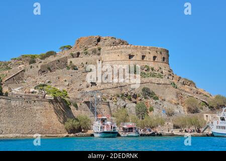 09.09.2019. Grecia Creta, fortezza medievale sull'isola di Spinalonga, vista dal mare Foto Stock