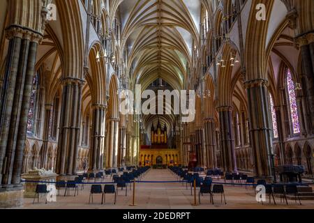 Tipica vista mozzafiato lungo la navata interna della Cattedrale di Lincoln, Lincoln, Lincs., Regno Unito. Foto Stock