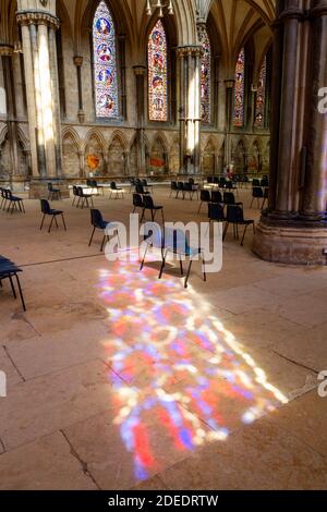 Finestra di vetro colorato con motivo illuminato sul pavimento in pietra all'interno della Cattedrale di Lincoln, Lincoln, Lincolnshire, Regno Unito. Foto Stock