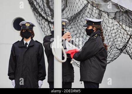 Studenti di marinai che elevano la bandiera della Polonia a Gdynia, Polonia settentrionale Foto Stock