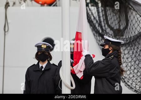 Studenti di marinai che elevano la bandiera della Polonia a Gdynia, Polonia settentrionale Foto Stock