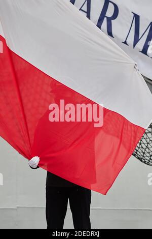 Studenti di marinai che elevano la bandiera della Polonia a Gdynia, Polonia settentrionale Foto Stock