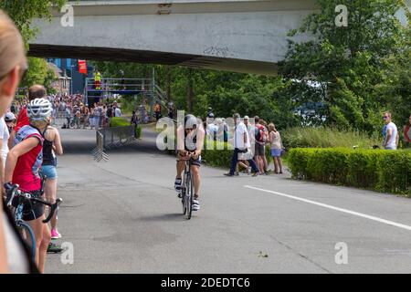 Triatlon porta brugge, ciclismo seconda parte, ciclista, uomini che sostengono la donna, donne che sostengono gli uomini, persone che si sostengono l'un l'altro, concorrenza sport veloce Foto Stock