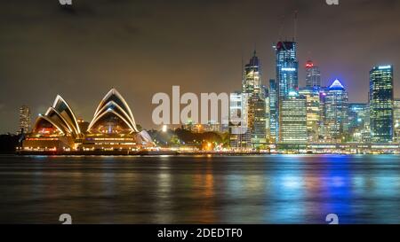 Sydney, New South Wales, Australia; skyline di Sydney e Opera House illuminati di notte. Foto Stock