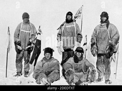 Robert Falcon Scott's Pole Party della sua infelice spedizione, da sinistra a destra al Polo: Oates (in piedi), Bowers (seduto), Scott (in piedi davanti alla bandiera di Union Jack sul palo), Wilson (seduto), Evans (in piedi). Bowers ha scattato questa fotografia, usando un pezzo di corda per azionare l'otturatore della fotocamera. 17 gennaio 1912 Foto Stock