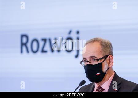 Varsavia, mazowieckie, Polonia. 30 novembre 2020. 30 novembre 2020, Varsavia, durante la conferenza stampa del Ministro della Salute Adam Niedzielski, sono stati presentati nuovi modi di combattere COVID-19. Il programma è stato chiamato DomowaOpiekaMedyczna. Alla conferenza è stato presentato anche un pulsossimetro, che sarà inviato a persone positive per COVID-19.nella foto: Adam Niedzielski Credit: Grzegorz Banaszak/ZUMA Wire/Alamy Live News Foto Stock