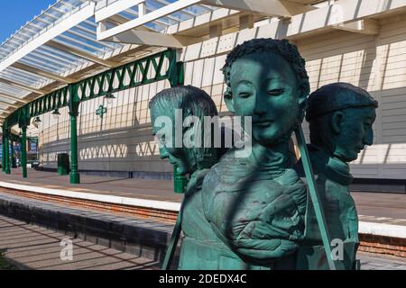 Inghilterra, Kent, Folkestone, la stazione ferroviaria del porto di Folkestone, scultura intitolata 'Rug People' da Paloma Varga Weisz datata 2011 Foto Stock