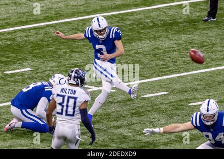 29 novembre 2020, Indianapolis, Indiana, Stati Uniti: Indianapolis Colts kicker Rodrigo Blankenship (3) dà il via a un punto in più nel gioco tra i Tennessee Titans e gli Indianapolis Colts al Lucas Oil Stadium, Indianapolis, Indiana. (Immagine di credito: © Scott Stuart/ZUMA Wire) Foto Stock