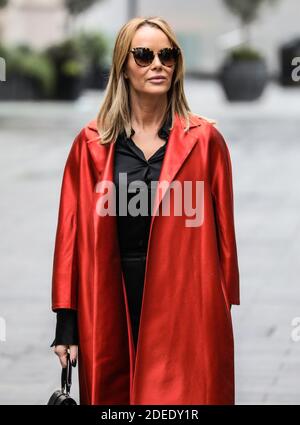 Londra, Regno Unito. 30 novembre 2020. Amanda Holden ha visto uscire dai Global radio Studios di Londra. Credit: SOPA Images Limited/Alamy Live News Foto Stock