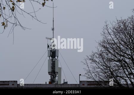 Lille (Francia) 30 novembre 2020. Antenna a relè operatore di telecomunicazioni in grado di trasmettere 2, 3 e 4 G. Foto Stock