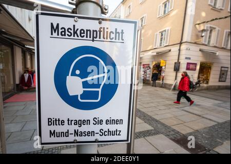 30 novembre 2020, Baviera, Passau: Nel centro storico è apposto un cartello con la scritta "obbligo di ask". Secondo le cifre dell'Istituto Robert Koch (RKI), la città bassa bavarese di Passau, insieme al distretto Turingio di Hildburghausen, è la zona più importante a livello nazionale. Foto: Armin Weigel/dpa Foto Stock