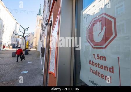 30 novembre 2020, Baviera, Passau: Un cartello con la scritta "mantenere una distanza di 1.5 m" è attaccato ad un negozio. Secondo i dati dell'Istituto Robert Koch (RKI), la città bassa bavarese di Passau, insieme al distretto Turingio di Hildburghausen, è il punto di riferimento più importante della corona in Germania. Foto: Armin Weigel/dpa Foto Stock