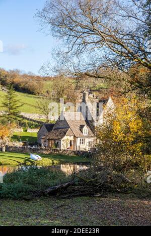 Autunno nel Cotswolds - il piccolo lago sul torrente dietro Manor Farm a Middle Dortisbourne, Gloucestershire UK Foto Stock