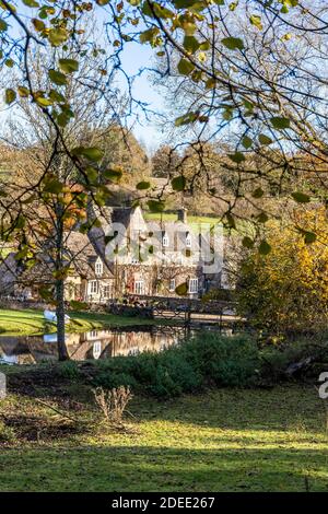 Autunno nel Cotswolds - il piccolo lago sul torrente dietro Manor Farm a Middle Dortisbourne, Gloucestershire UK Foto Stock