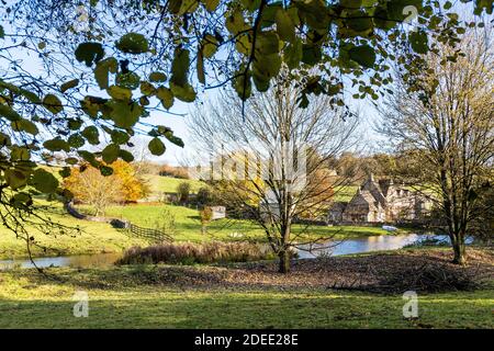 Autunno nel Cotswolds - il piccolo lago sul torrente dietro Manor Farm a Middle Dortisbourne, Gloucestershire UK Foto Stock