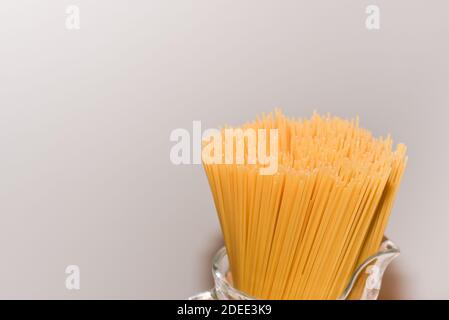 mazzo di paillette di spaghetti, copy space per il testo delle ricette di pasta italiana Foto Stock