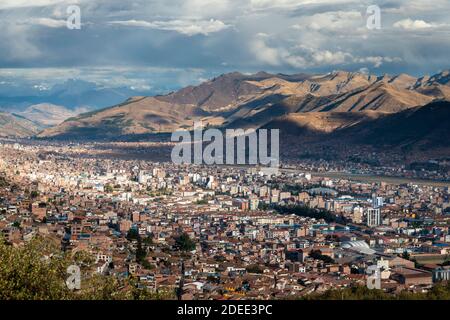 Vista panoramica della città di Cusco vista da Sacsayhuaman, Perù Foto Stock