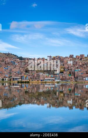 Riflessioni di case a Puno, Lago Titicaca, Perù Foto Stock